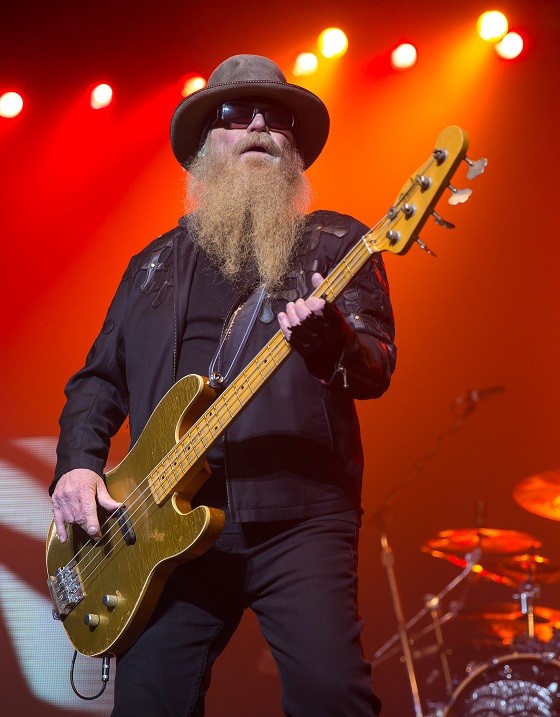 Dusty_Hill_of_ZZ_Top_performing_in_San_Antonio,_Texas_2015
