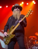Dusty_Hill_of_ZZ_Top_performing_in_San_Antonio,_Texas_2015